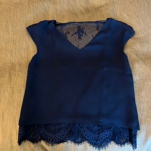 Short-sleeve navy blouse with Lace inset, open lace in back